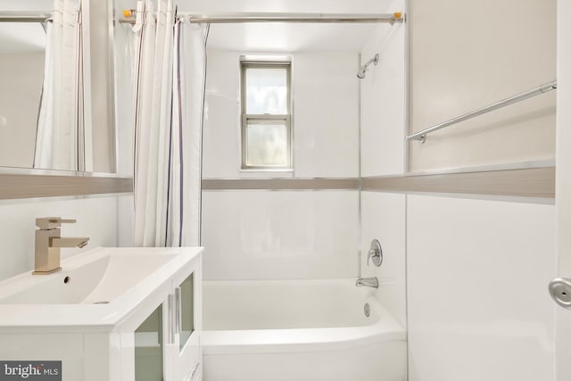 bathroom featuring sink and shower / bath combo