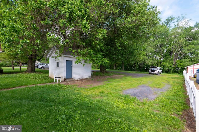 view of yard with an outdoor structure