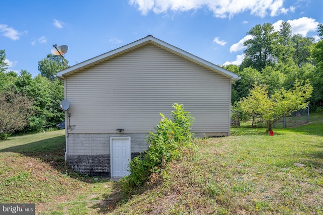 view of side of property featuring a yard