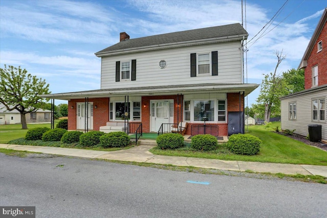 view of front of property featuring a front lawn