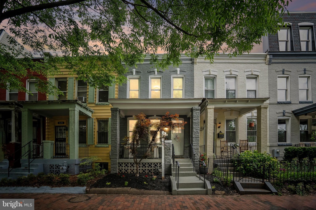 view of front of house featuring a porch