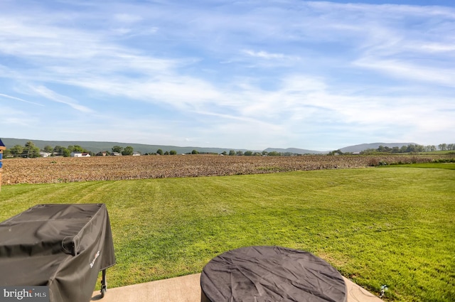 view of yard featuring a rural view