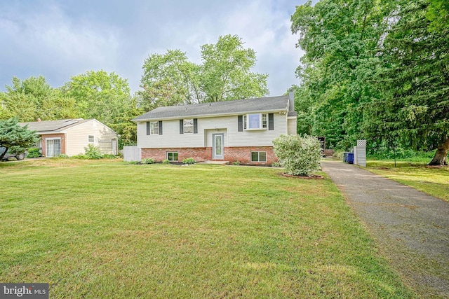 split foyer home with a front yard