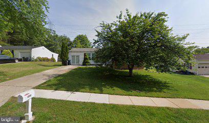 view of front of property featuring a front yard