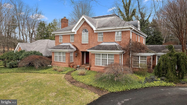 front of property featuring a front lawn