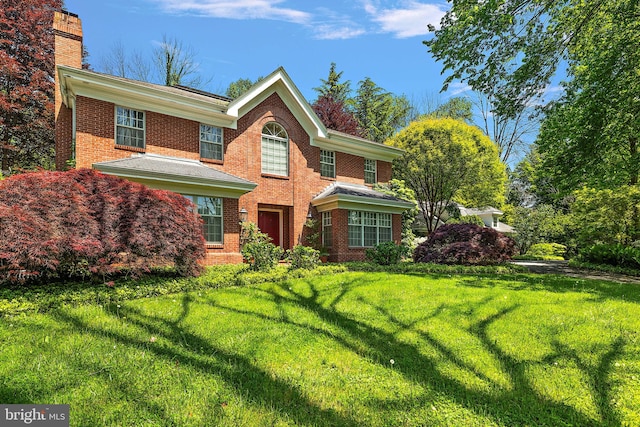 view of front of property featuring a front lawn