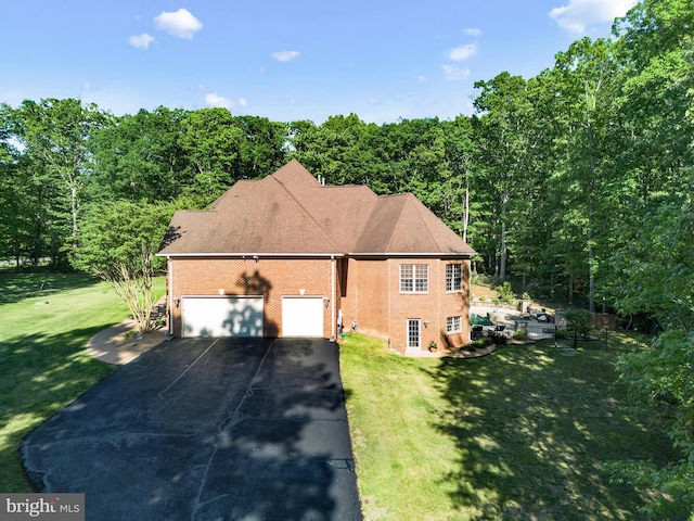 view of front facade featuring a garage and a front yard