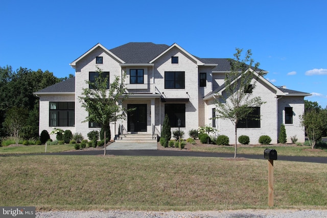 view of front facade with a front yard