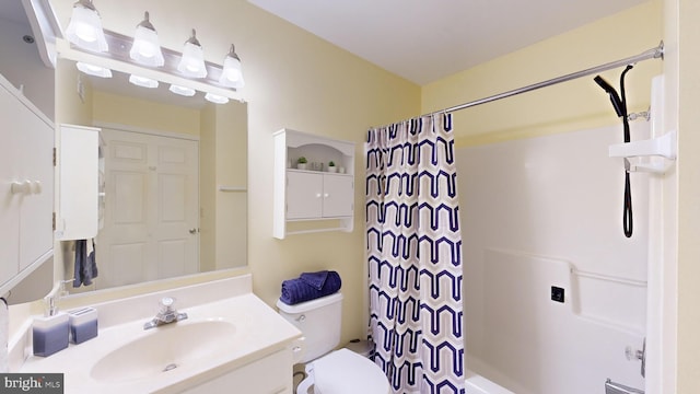 full bathroom featuring shower / bathtub combination with curtain, vanity, and toilet