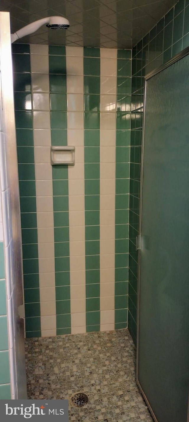 bathroom featuring a tile shower