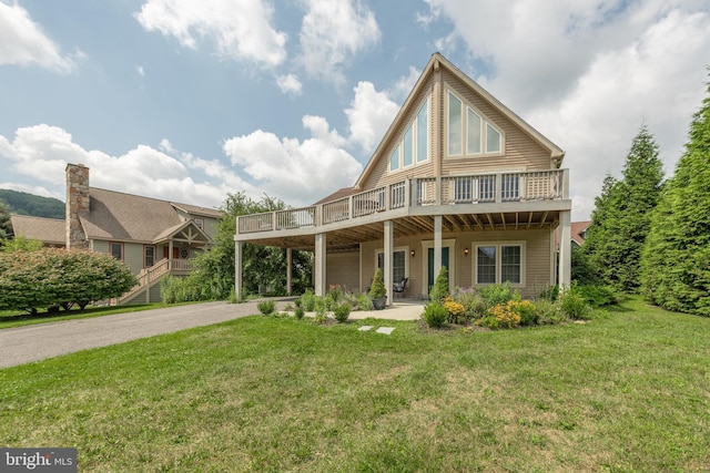 view of front of home featuring a front yard