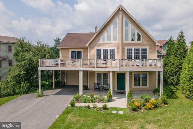 view of front of property with a front lawn