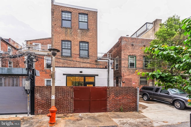 view of front of property featuring a balcony