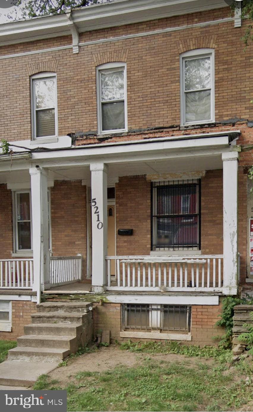 view of front of property featuring covered porch