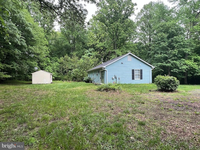 view of yard featuring a shed