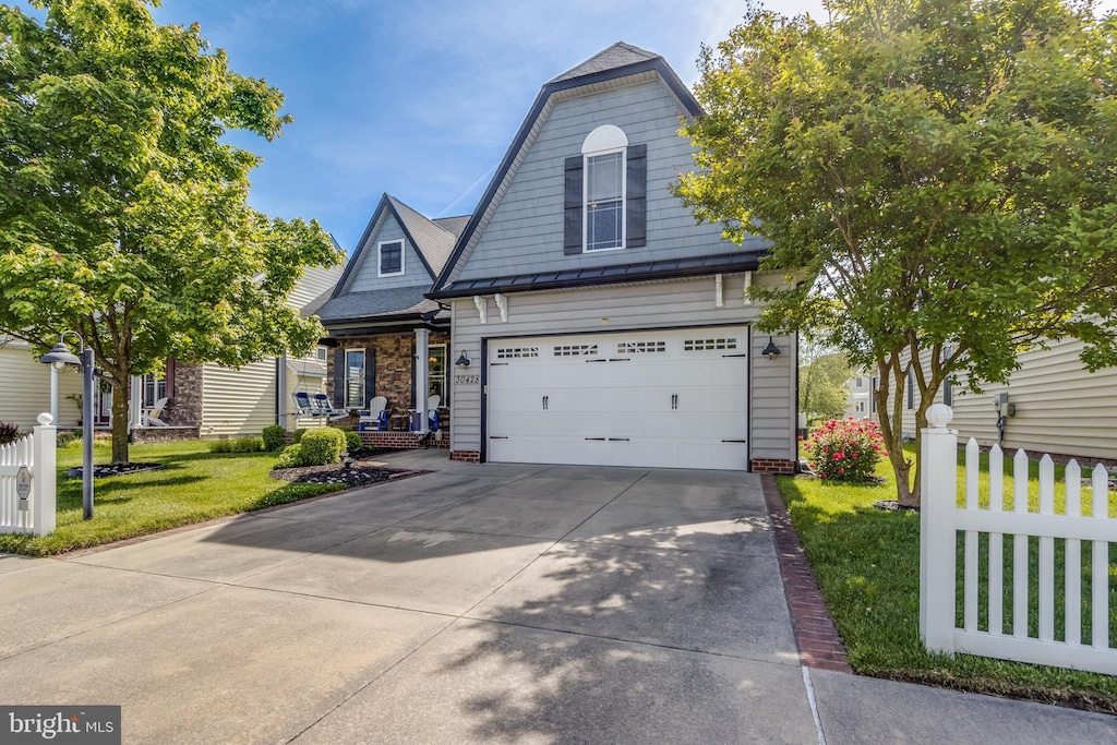 view of front facade featuring a garage and a front yard