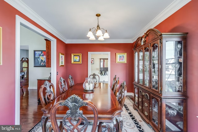 dining room featuring crown molding, a notable chandelier, and hardwood / wood-style floors