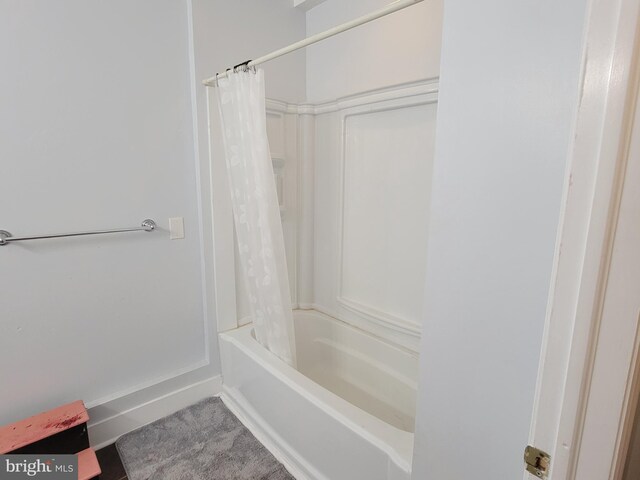 bathroom featuring shower / bathtub combination with curtain