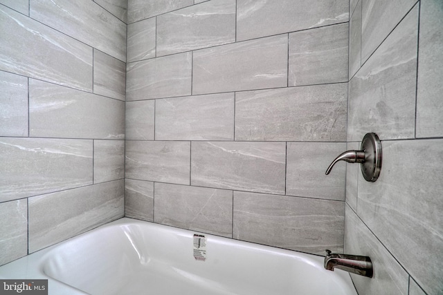 bathroom featuring tiled shower / bath combo