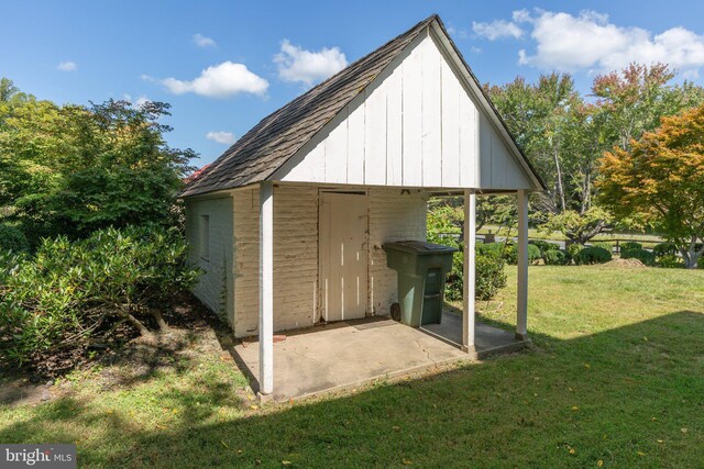 view of outdoor structure with a yard