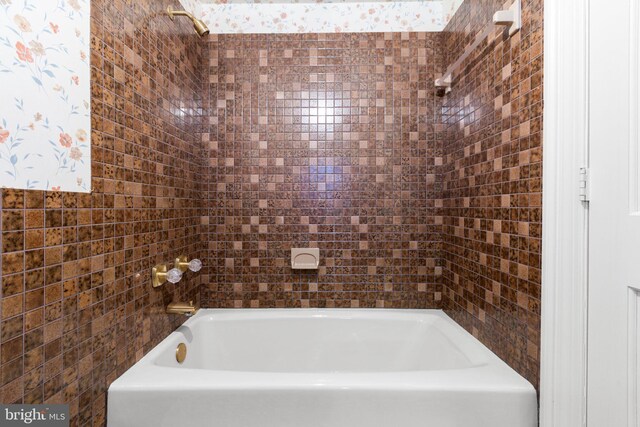 washroom with independent washer and dryer, plenty of natural light, cabinets, and wood-type flooring