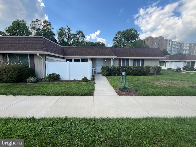 single story home with a front lawn