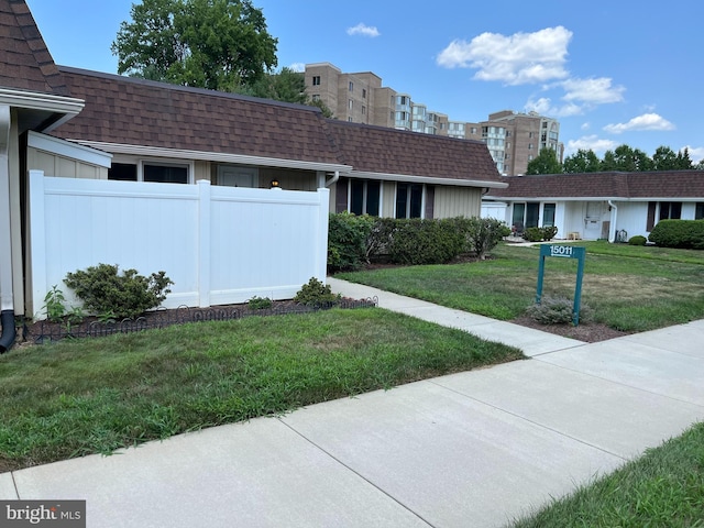 view of front of property with a front yard