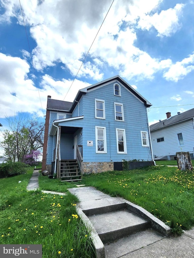 view of front of house featuring a front lawn