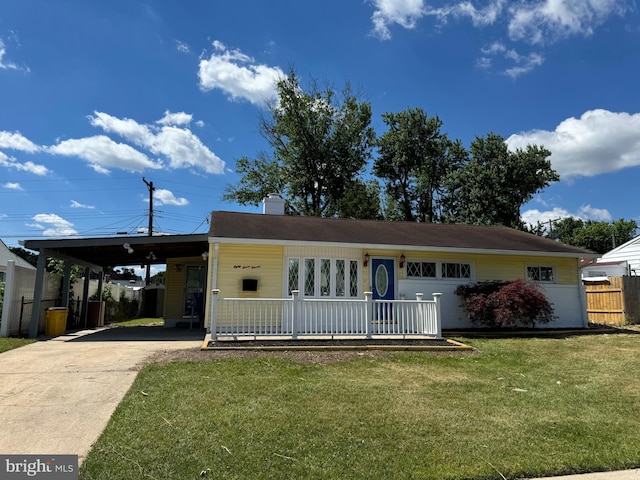 view of front of home with a front lawn, a porch, and a carport