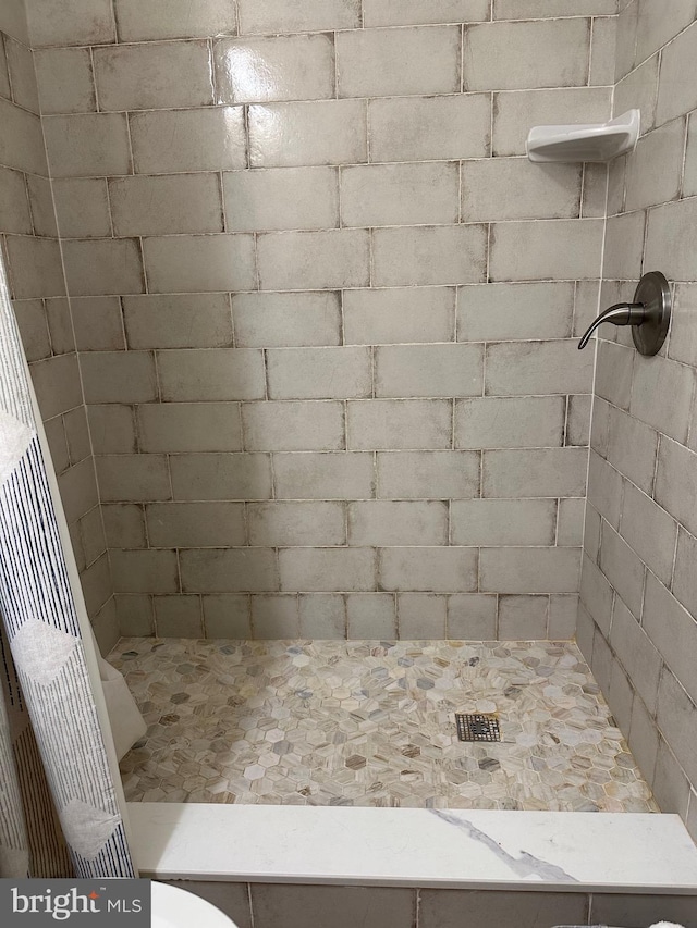 bathroom featuring a tile shower