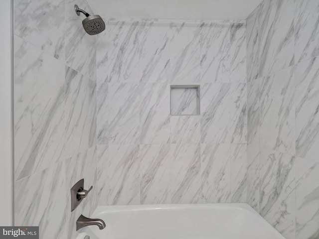 bathroom with tiled shower / bath combo