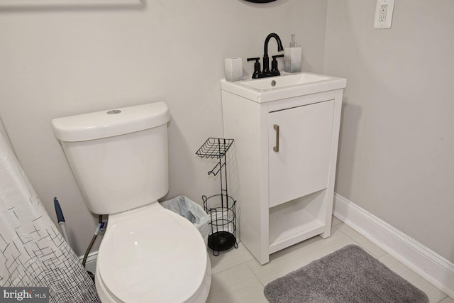 bathroom with curtained shower, toilet, and vanity