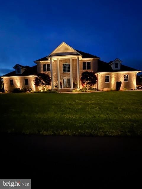 view of front of home featuring a lawn