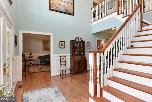 living area featuring crown molding, ceiling fan, and light hardwood / wood-style floors