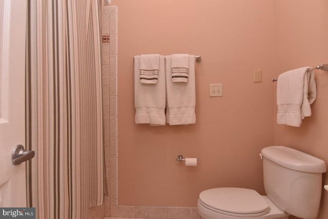 carpeted bedroom with ensuite bath, ceiling fan, and crown molding