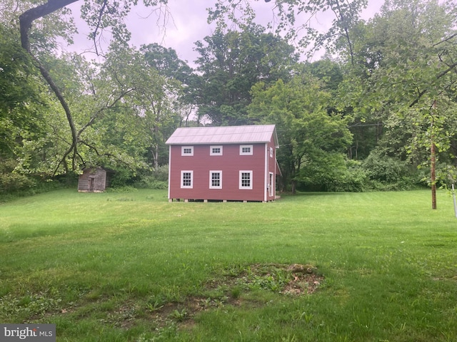 view of yard featuring a storage unit