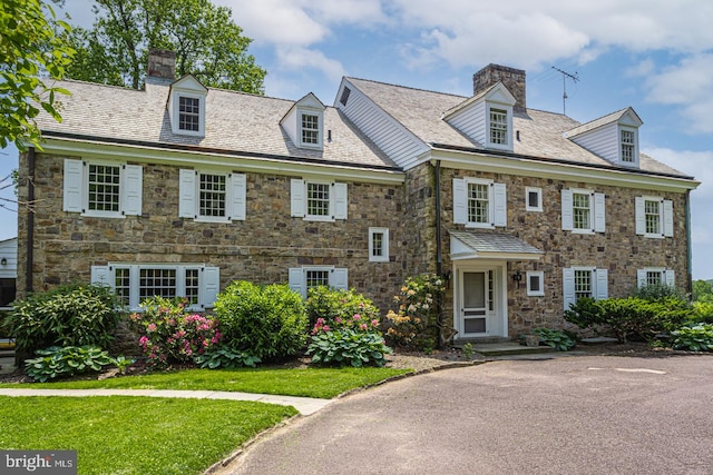 view of front of property with a front lawn