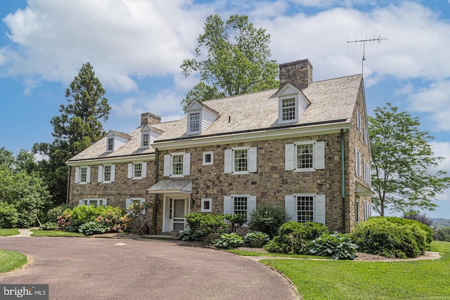 view of front of house with a front yard