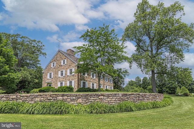 exterior space featuring a front yard