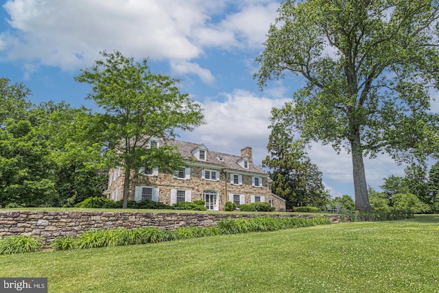 view of front of property featuring a front lawn