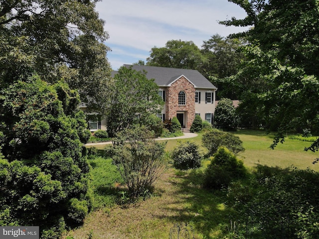 view of front of property featuring a front yard