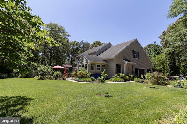 view of front of home featuring a front yard and a garage