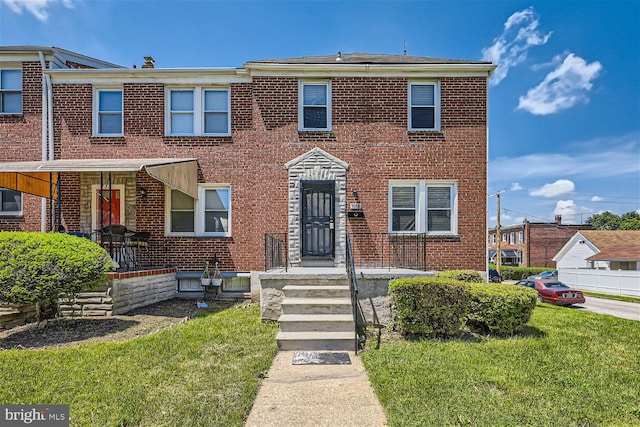 townhome / multi-family property featuring a front yard