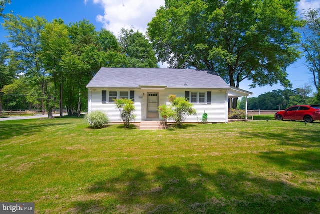 view of front of property featuring a front lawn