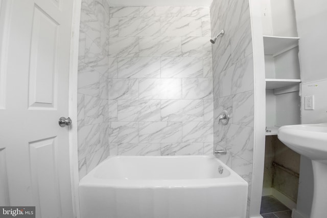 bathroom featuring tiled shower / bath