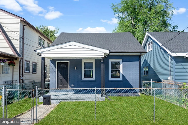 view of front of property featuring a front yard