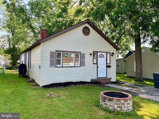 bungalow featuring a front lawn