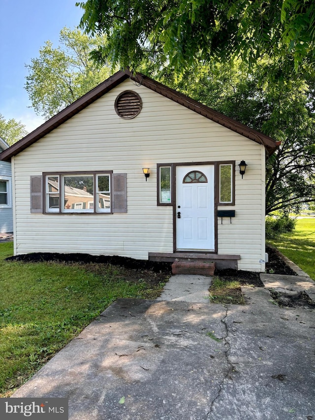 view of front of property featuring a front lawn