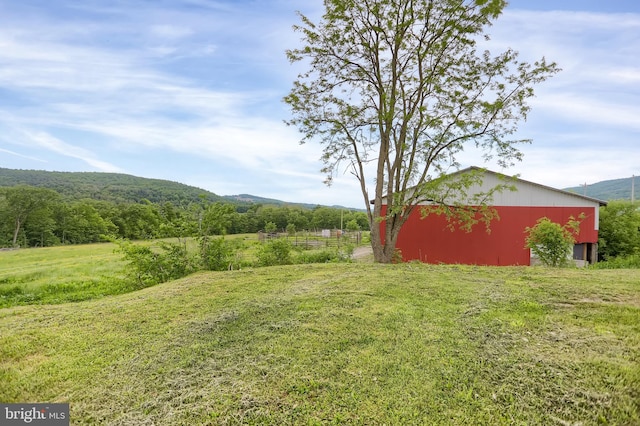 view of yard featuring an outdoor structure and a rural view