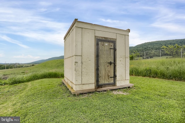 view of outdoor structure with a yard